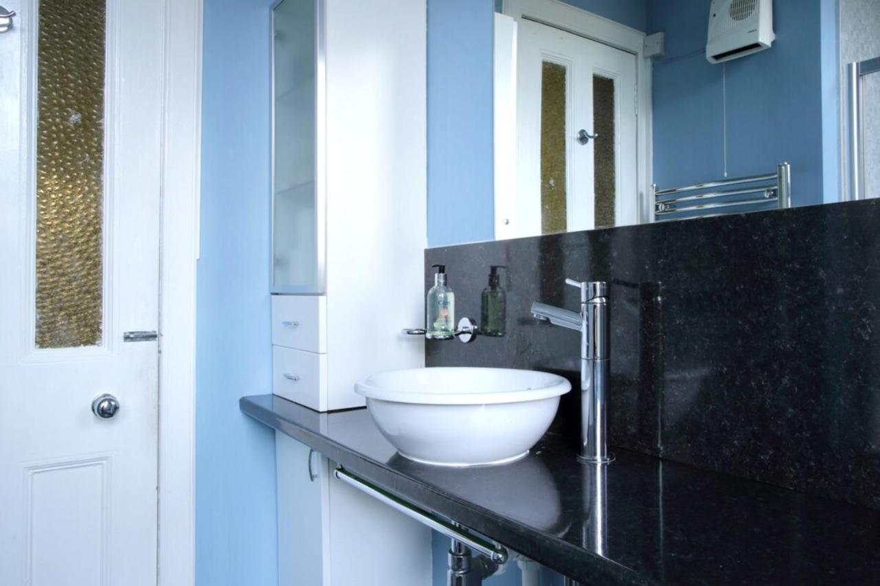 Central And Spacious 2 Bedroom Flat With Garden Edinburgh Bagian luar foto